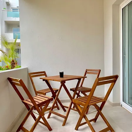 Garden With Pool View 公寓
